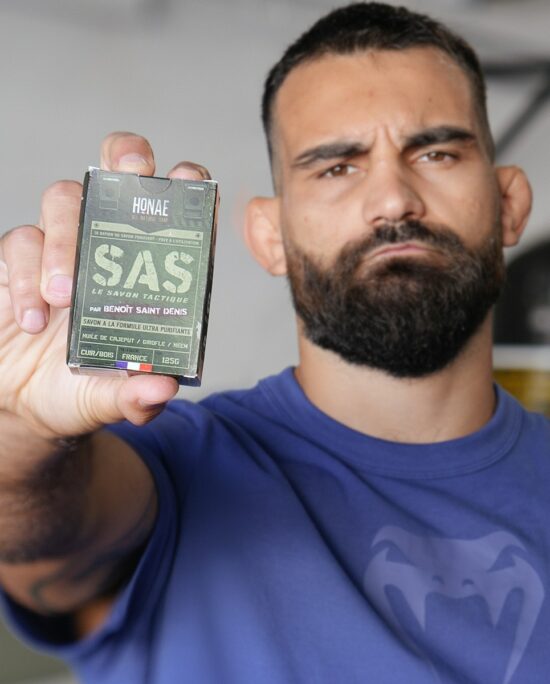 Benoît Saint Denis tendant l'étui du savon tactique SAS vers l'objectif