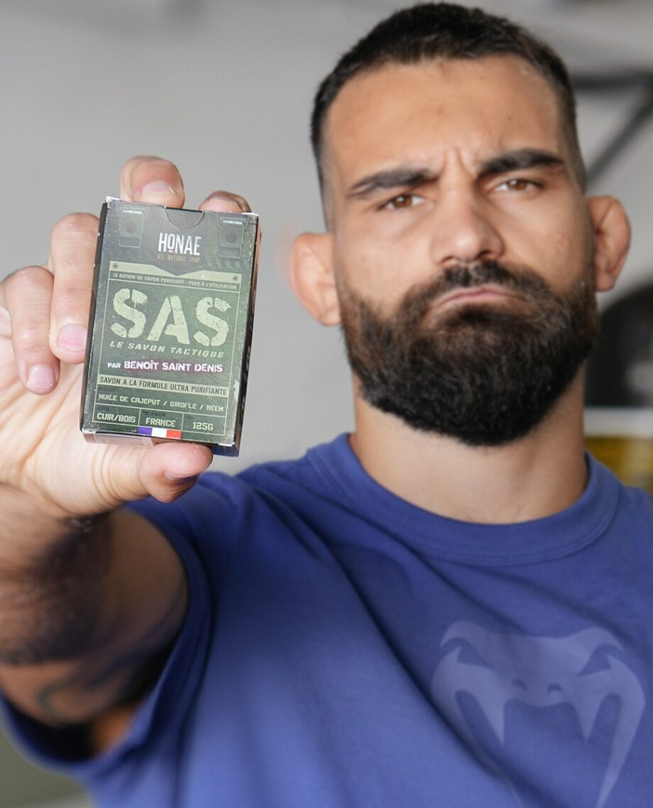 Benoît Saint Denis tendant l'étui du savon tactique SAS vers l'objectif
