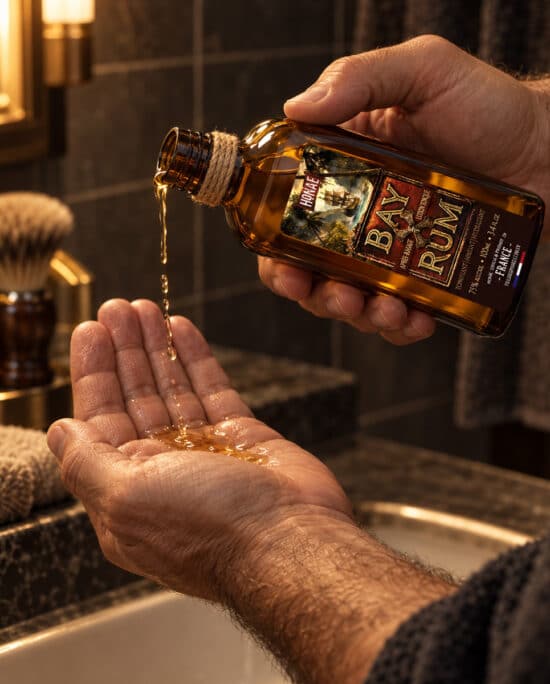 Homme versant la lotion tonique Bay Rum HONAE dans le creux de sa main devant un lavabo de salle de bain