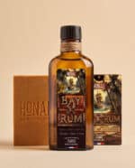 Après-rasage Bay Rum HONAE présenté avec le savon artisanal et l'étui Bay Rum sur fond beige