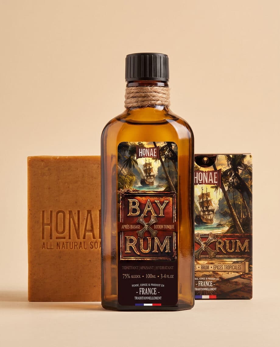 Après-rasage Bay Rum HONAE présenté avec le savon artisanal et l'étui Bay Rum sur fond beige